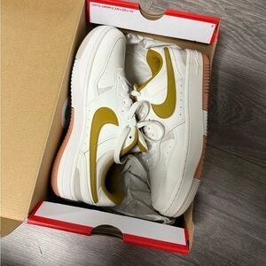 Nike Gamma Force Sail Light Orewood Brown Amber Brown Bronzine (Women's) LOW